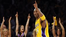 Kobe Bryant se raduje s cheerleaders Los Angeles Lakers ze spoluhráovy trefy.