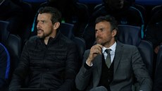 Luis Enrique (vpravo) a Juan Carlos Unzué na lavice fotbalové Barcelony