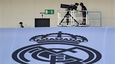 Kameraman snímá zápas na stadionu Realu Madrid.