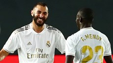 Karim Benzema (vlevo) a Ferland Mendy oslavují trefu Realu Madrid.