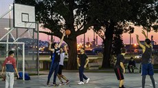 Mladíci v uruguayském Montevideu se seli v parku, aby si zahráli basketbal.