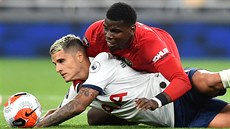 Paul Pogba (nahoe z Manchesteru United a Erik Lamela z Tottenhamu Hotspur v...