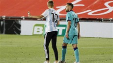 P�i zápase Barcelony na Mallorce vb�hl na h�i�t� fanou�ek v touze ud�lat si...