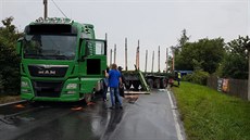 Váná nehoda na Tachovsku. Kamion narazil v obci Tisová do dodávky. Zranilo se...