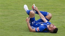 Olomoucký fotbalista Martin Hála se svíjí v bolestech na trávníku.