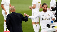 Sergio Ramos z Realu Madrid si po vystřídání v utkání s Eibarem ťuká pěstí s...