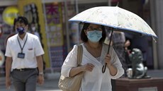 V asijských zemích roste poptávka po ochran� obli�eje vhodné i na léto. (9....