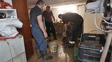 Rodina Zlatuše Holaňové a hasiči od rána pracují na odstranění škod z velké...