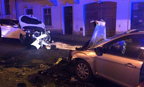 Ti zranné si vyádala nehoda dvou aut v noci na nedli v Teplicích (28....