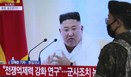 Jihokorejský voják sleduje televizní vystoupení severokorejského vdce Kim...