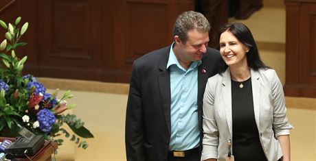 Poslankyn Marcela Melková (ANO) s poslancem Zdekem Ondrákem (KSM).