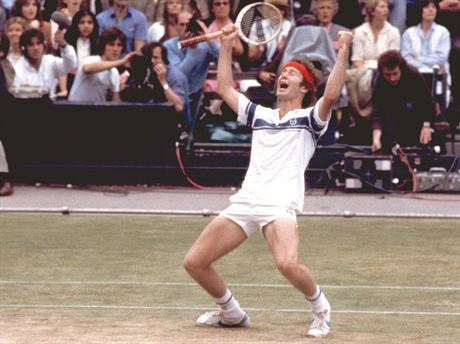 Americký tenista John McEnroe se raduje z vítzství na Wimbledonu 1981. Na...