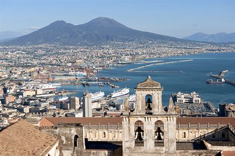 Pohled na Neapol s Vesuvem v pozad