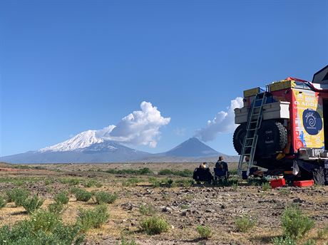Z hlavn silnice jsme odboili na louku s vhledem na horu Ararat, se skvlou...