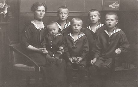 Matka Elisabeth Morcheová na snímku se svými mladými syny