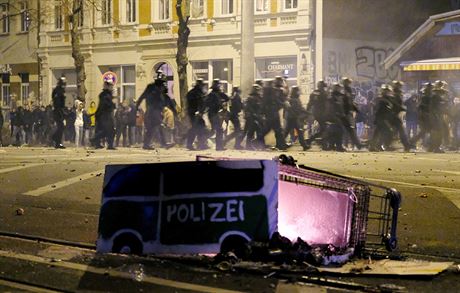 Silvestrovský stet policist s extrémní levicí v nmeckém Lipsku. (1. ledna...