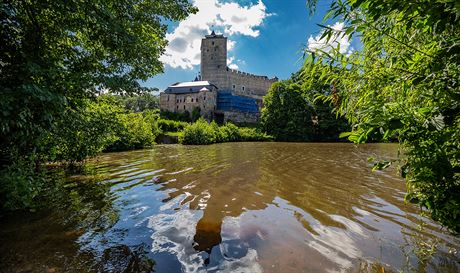Gotický hrad Kost v eském ráji je obehnán soustavou rybník, které ho mly v...