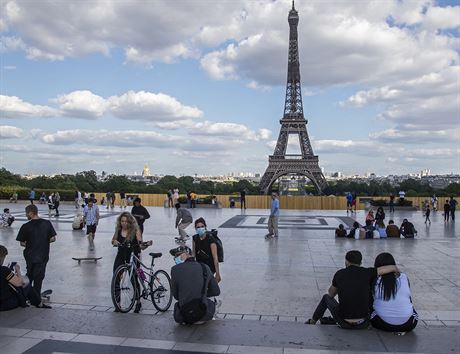 Lid na nmst Trocadro s vhledem na Eiffelovu v. (16. ervna 2020)