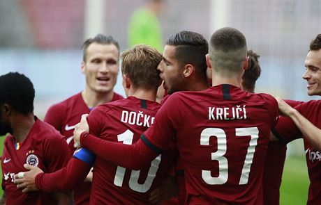 Fotbalisté Sparty slaví gól, který vstelil po pihrávce Boka Dokala Dávid...
