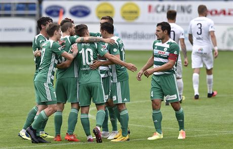 Fotbalisté Bohemians se radují z gólu v utkání proti Slovácku.
