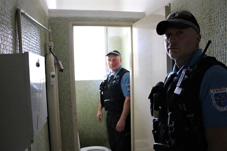 Krnovtí stráníci Petr Gusty (vlevo) a Luká Mrka na toaletách polikliniky,...
