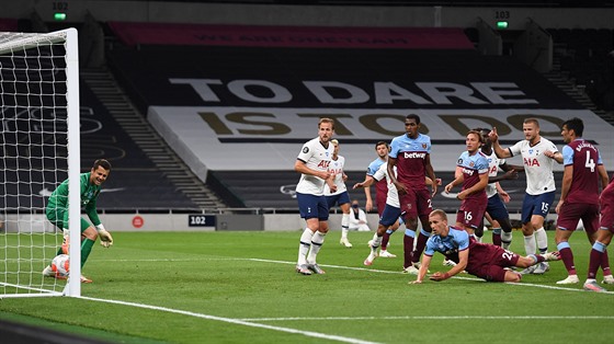 Tomá Souek (v pádu) z West Hamu si dává vlastní gól na hiti Tottenhamu.