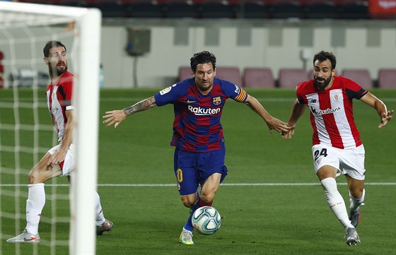 Lionel Messi z Barcelony prohání soupee z Bilbaa. Vpravo je Mikel Balenziaga.