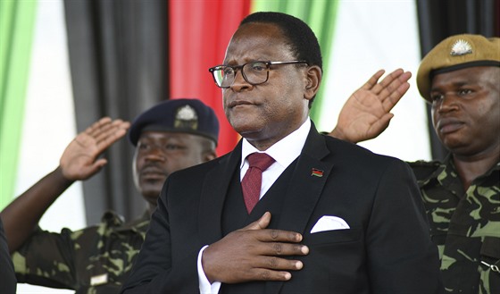 Nově zvolený prezident Malawi Lazarus Chakwera skládá přísahu. (28. června 2020)