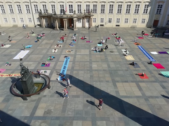 Aktivisté z hnutí Extinction Rebellion udlali piknik na nádvoí Praského...