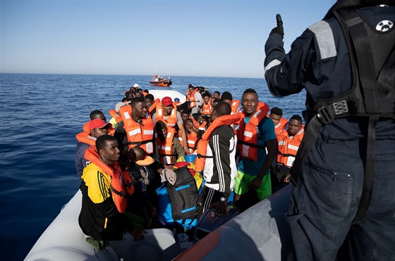 Lo nmecké neziskové organizace Sea-Watch zachránila skupinu migrant. (17....