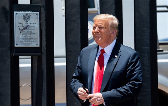 Americký prezident Donald Trump si prohlédl novou ást zdi na hranicích Arizony...