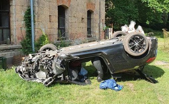 Kabriolet Audi se během nehody převrátil.
