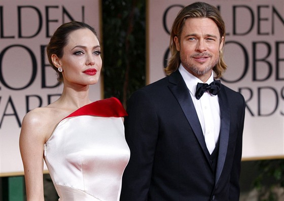 Angelina Jolie a Brad Pitt při předávání Zlatých glóbů v Beverly Hills. (15....