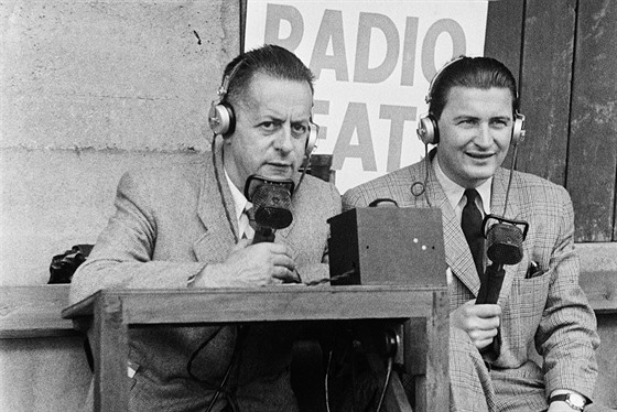 Sportovní komentátoi tefan Malonka (vpravo) a Josef Laufer v roce 1948.