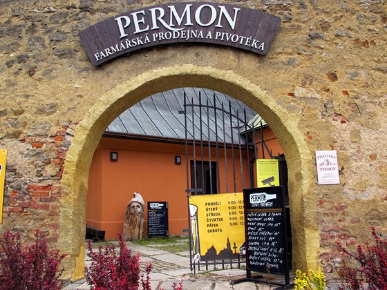 Brána do minipivovaru Permon, který sídlí v areálu bývalého kapucínského...