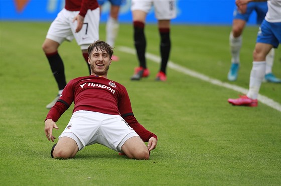 Obránce Sparty Michal Sá�ek se na kolenou raduje ze vst�eleného gólu proti...