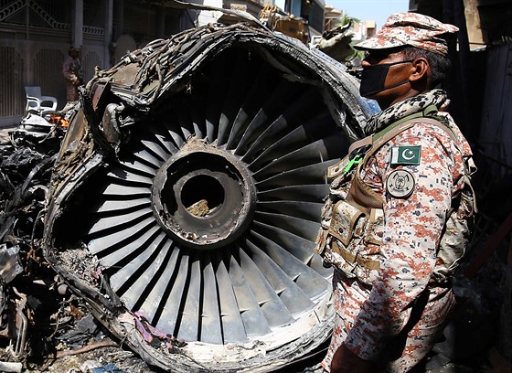 Trosky letounu typu Airbus A320, který havaroval u pákistánského Karáčí. (24....