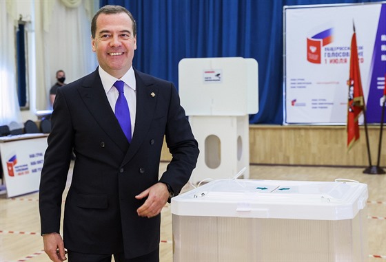 Bývalý ruský premiér Dmitrij Medvedv volí v celostátním referendu o zmnách...