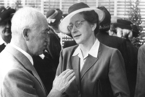 �eskoslovenský prezident Edvard Bene� hovo�í s p�edsedkyní Rady...