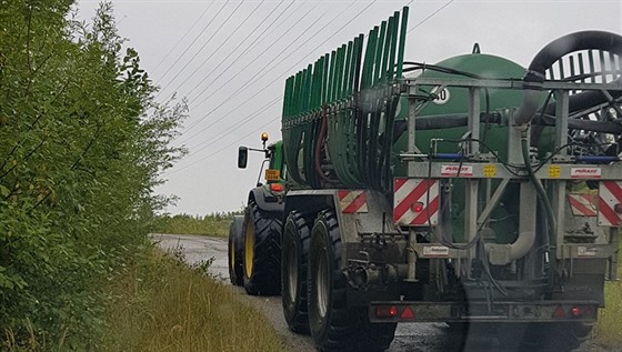 Firma, je má pole u Starých Pedlic v pronájmu, sem vozí organické hnojivo,...