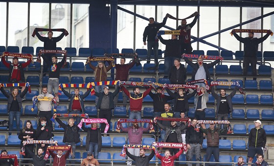 Fanouci Sparty na stadionu na praské Letné.