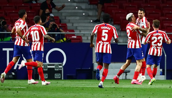 Fotbalisté Atlétika Madrid se radují z gólu, který vstelil Vitolo.