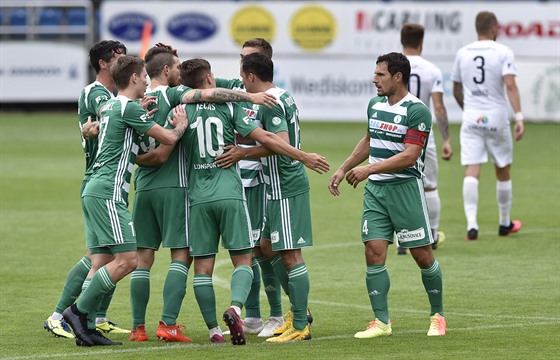 Fotbalisté Bohemians se radují z gólu v utkání proti Slovácku.