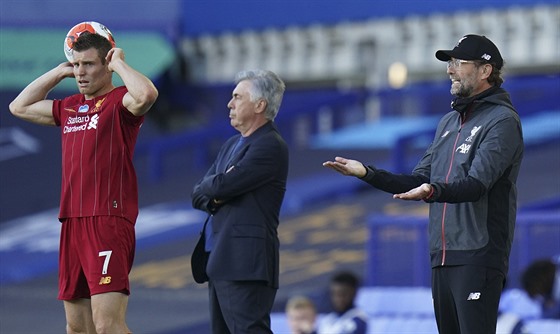 James Milner z Liverpoolu vhazuje, vpravo gestikuluje jeho trenér Jürgen Klopp,...