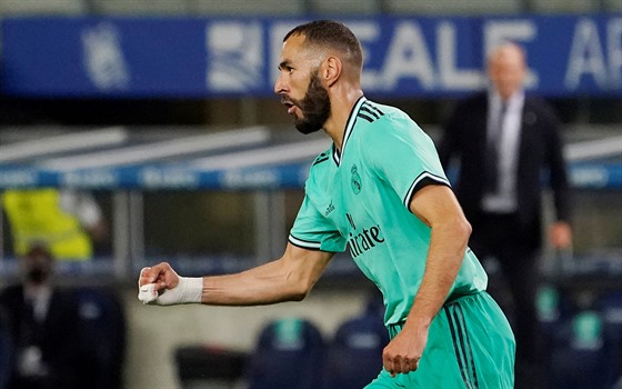 Karim Benzema z Realu Madrid slaví svj gól, který posvtil a videorozhodí.