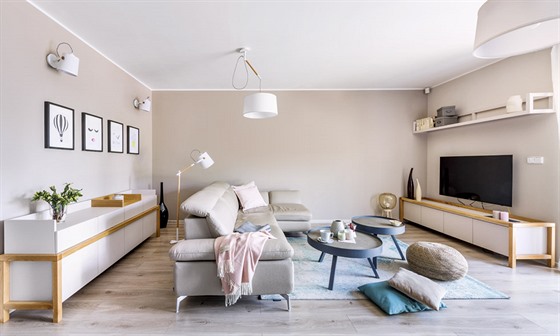 Obývací pokoj je vybaven rohovou koženou sedací soupravou s nastavitelnými...