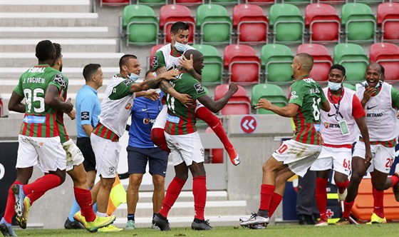 Fotbalisté Maritima se radují z gólu v zápase s Benficou Lisabon.