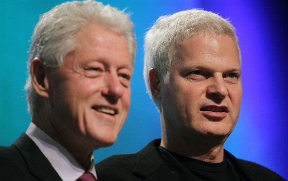 Bill Clinton a Steve Bing (New York, 2010)
