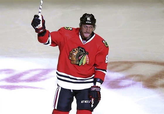 Marián Hossa z Chicaga slaví svůj 500. gól v NHL.
