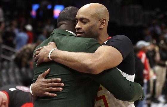 Vince Carter (vpravo) z Atlanty se po svém posledním zápase zdraví s Dominiquem...